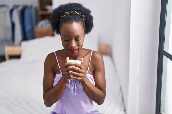 Африканская Американка Пьет Чашку Кофе Сидя Кровати Спальне — стоковое фото