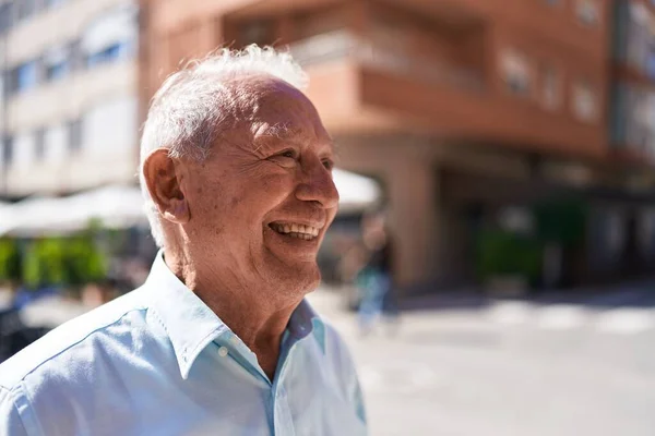 Сіроволоса Людина Середнього Віку Посміхається Впевнено Дивлячись Сторону Вулиці — стокове фото