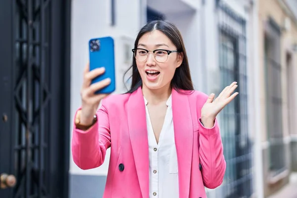 Jovem Chinesa Fazendo Videochamada Com Smartphone Celebrando Realização Com Sorriso — Fotografia de Stock