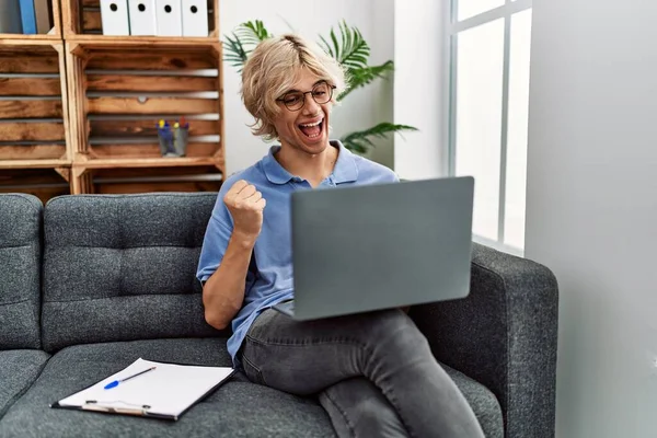 Joven Hombre Trabajando Con Computadora Portátil Sentado Sofá Gritando Orgulloso —  Fotos de Stock