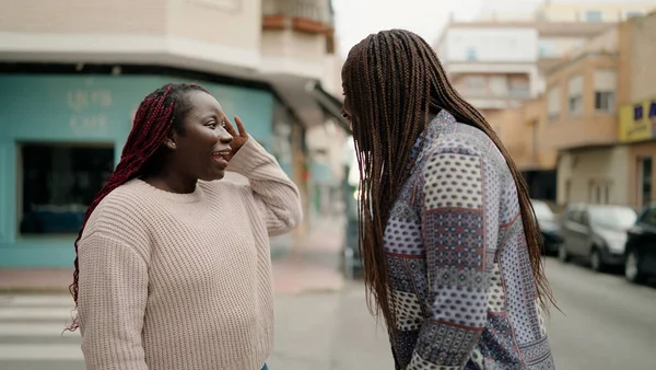 二人のアフリカ系アメリカ人の友人が自信を持って通りで話している — ストック写真