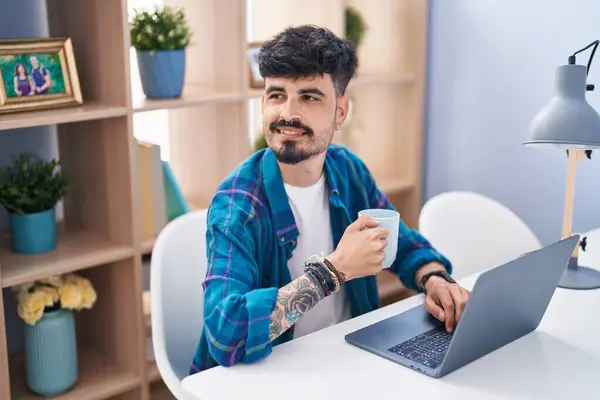 Joven Hispano Usando Laptop Tomando Café Casa — Foto de Stock