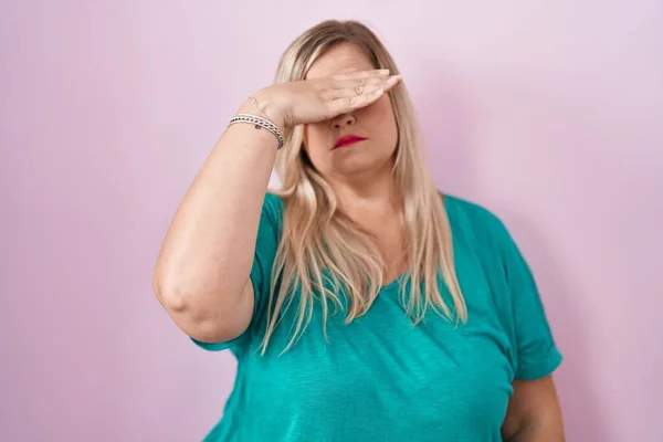 Beyaz Tenli Kadın Pembe Arka Planda Dikiliyor Elle Gözleri Örtüyor — Stok fotoğraf