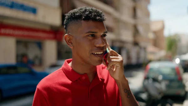 Jeune Homme Latino Souriant Confiant Parler Sur Smartphone Rue — Photo