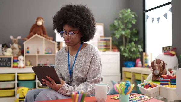 Afrikaans Amerikaanse Vrouw Voorschoolse Leraar Schrijven Touchpad Kleuterschool — Stockfoto