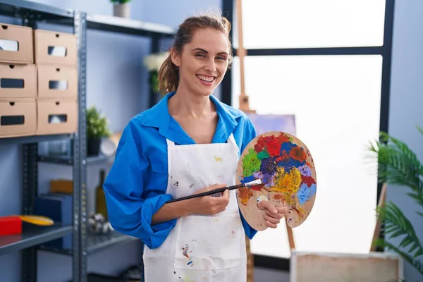 Young Woman Artist Holding Paintbrush Palette Art Studio — Φωτογραφία Αρχείου