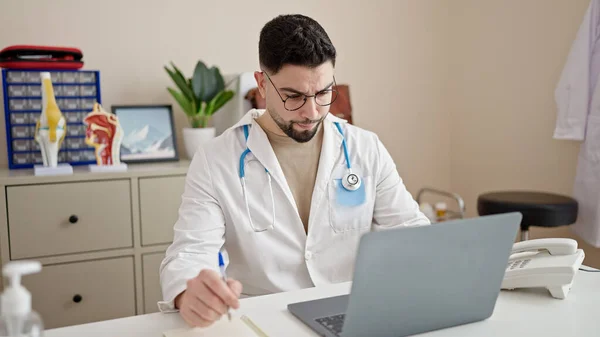 Młody Arabski Lekarz Pomocą Laptopa Pracuje Klinice — Zdjęcie stockowe