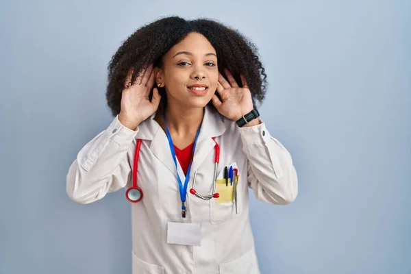 Junge Afroamerikanerin Arztuniform Und Stethoskop Die Versucht Beide Hände Ohr — Stockfoto
