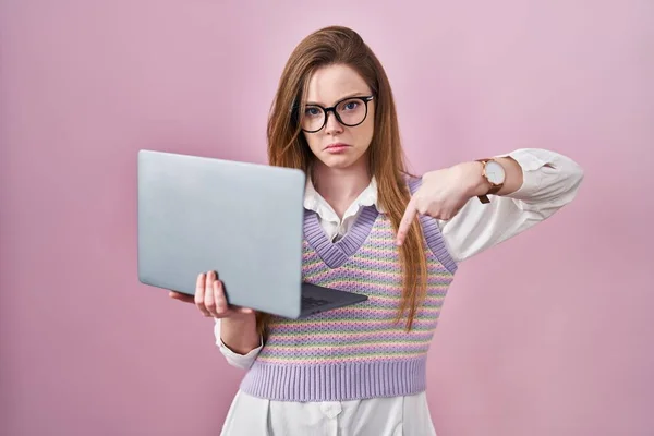 Mujer Joven Caucásica Que Trabaja Usando Computadora Portátil Apuntando Hacia —  Fotos de Stock