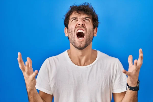 Spanyol Fiatalember Áll Kék Háttér Őrült Őrült Kiabálás Kiabálás Agresszív — Stock Fotó