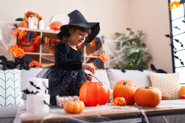 Schattige Latino Meisje Met Halloween Feest Zetten Zoet Pompoen Mand — Stockfoto