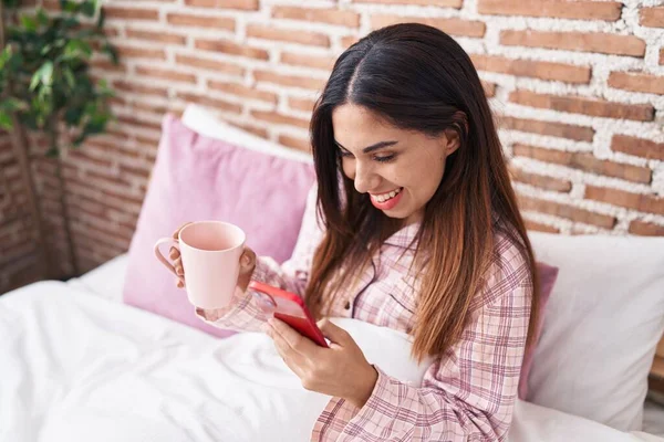 Junge Schöne Araberin Trinkt Mit Smartphone Kaffee Schlafzimmer — Stockfoto