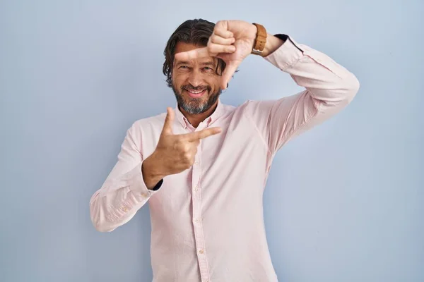 Hombre Guapo Mediana Edad Con Camisa Elegante Fondo Sonriente Haciendo —  Fotos de Stock
