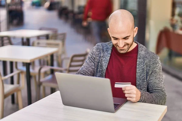 Junger Mann Mit Laptop Und Kreditkarte Auf Café Terrasse — Stockfoto