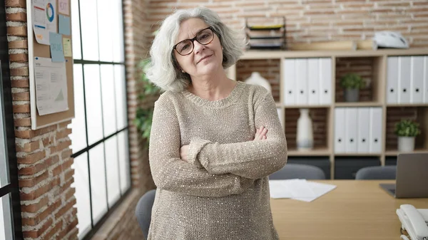 Middelaldrende Kvinne Med Grått Hår Forretningsmann Smilende Selvsikker Står Med – stockfoto