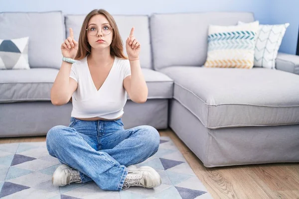 Young Caucasian Woman Sitting Floor Living Room Pointing Looking Sad — Stock Photo, Image
