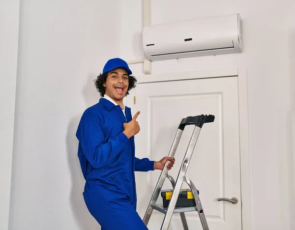 Homem Hispânico Com Cabelo Encaracolado Trabalhando Casa Renovação Sorrindo Feliz — Fotografia de Stock