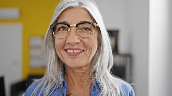 Mujer Pelo Gris Mediana Edad Trabajadora Negocios Sonriendo Confiada Oficina — Foto de Stock
