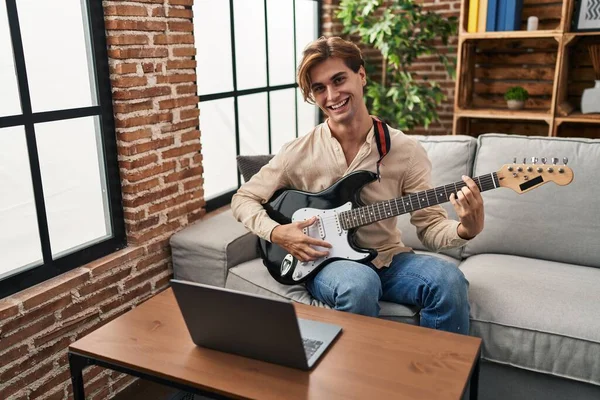 Genç Beyaz Bir Adam Evdeki Kanepede Oturmuş Elektronik Gitar Dersi — Stok fotoğraf