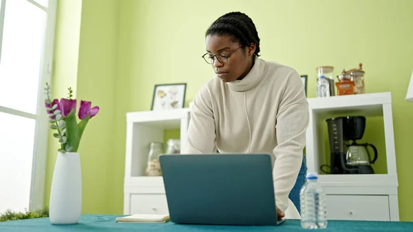 Afroamerikanerin Mit Laptop Esszimmer — Stockfoto