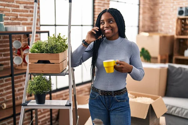 Africano Americano Mulher Falando Smartphone Beber Café Nova Casa — Fotografia de Stock