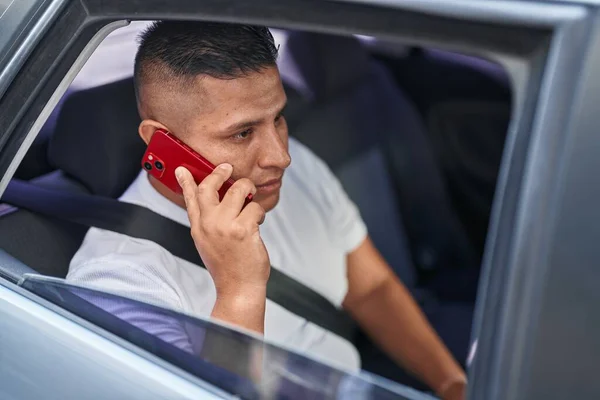 Jonge Latijnse Man Aan Het Praten Smartphone Zittend Auto Straat — Stockfoto