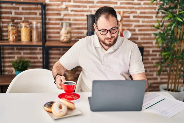 Ung Latinamerikan Man Använder Laptop Dricka Kaffe Hemma — Stockfoto