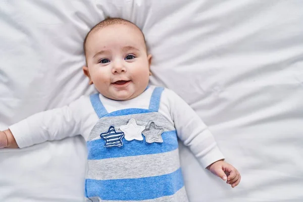 Bedårande Baby Leende Säker Liggande Sängen Sovrummet — Stockfoto