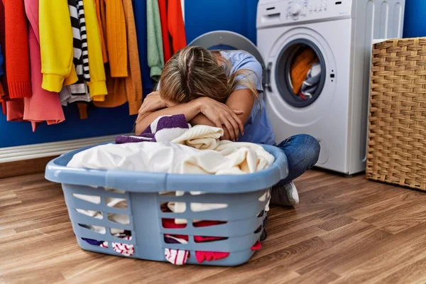Νεαρή Ξανθιά Γυναίκα Δυστυχισμένη Πλένει Ρούχα Στο Πλυσταριό — Φωτογραφία Αρχείου