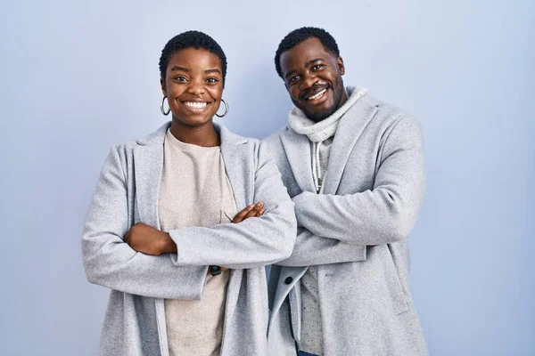 Mladý Africký Americký Pár Stojící Nad Modrým Pozadím Spolu Šťastný — Stock fotografie