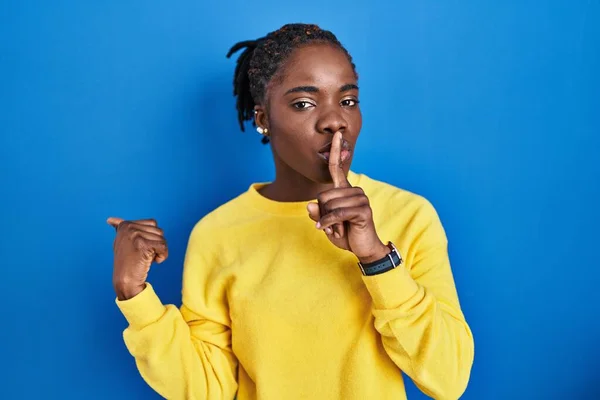 Beautiful Black Woman Standing Blue Background Asking Quiet Finger Lips — Stock Photo, Image