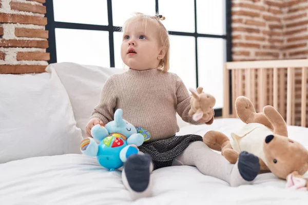 Sevimli Sarışın Kız Yatakta Oyuncak Bebek Tutuyor — Stok fotoğraf
