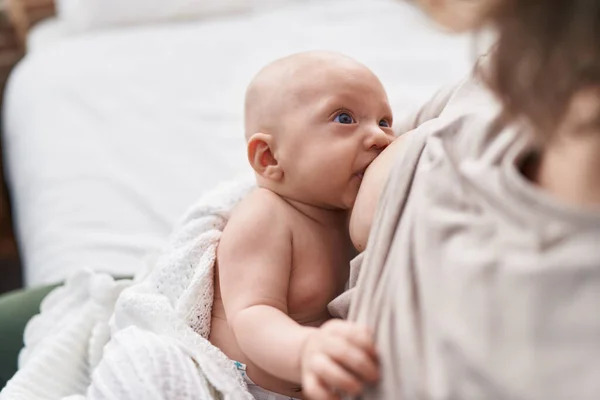 Schattige Blanke Baby Zittend Bed Met Moeder Zuigen Borst Eten — Stockfoto