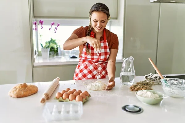 Young Beautiful Hispanic Woman Smiling Confident Pouring Flour Bread Dough — 图库照片