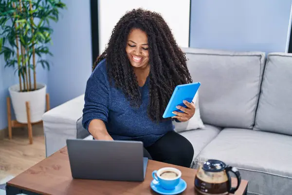 Αφροαμερικανή Γυναίκα Που Χρησιμοποιεί Φορητό Υπολογιστή Και Touchpad Πίνοντας Καφέ — Φωτογραφία Αρχείου