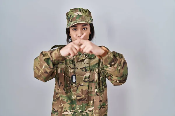 Młoda Azji Południowej Kobieta Noszenie Kamuflażu Armii Mundur Odrzucenie Wyrażenie — Zdjęcie stockowe