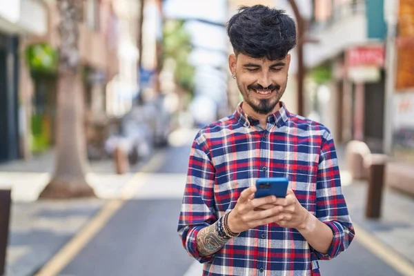 Fiatal Spanyol Férfi Mosolygós Magabiztos Segítségével Smartphone Utcán — Stock Fotó