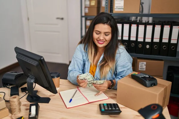 Young Beautiful Size Woman Ecommerce Business Worker Counting Dollars Office — Stock Photo, Image