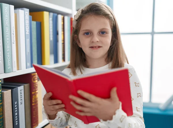Schattige Blonde Meisje Student Glimlachen Zelfverzekerd Lezen Boek Klas — Stockfoto