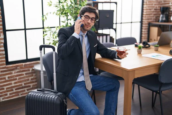 Ung Latinamerikan Man Företagare Väntar Att Resa Talar Smartphone Kontoret — Stockfoto