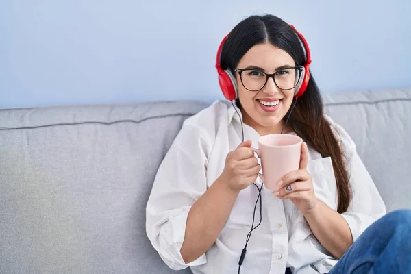 Mujer Hispana Joven Escuchando Música Tomando Café Casa — Foto de Stock