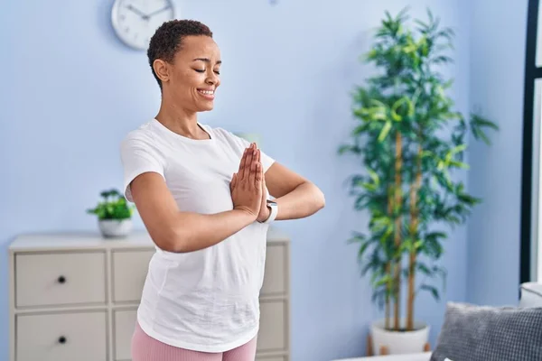 Femme Afro Américaine Souriant Entraînement Confiant Yoga Maison — Photo