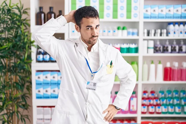 Bonito Homem Hispânico Trabalhando Farmácia Farmácia Farmácia Confundir Perguntando Sobre — Fotografia de Stock