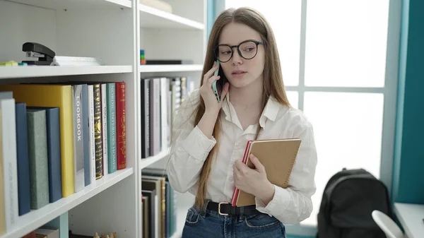 Ung Blond Kvinna Student Talar Smartphone Innehav Bok Universitetet Klassrum — Stockfoto