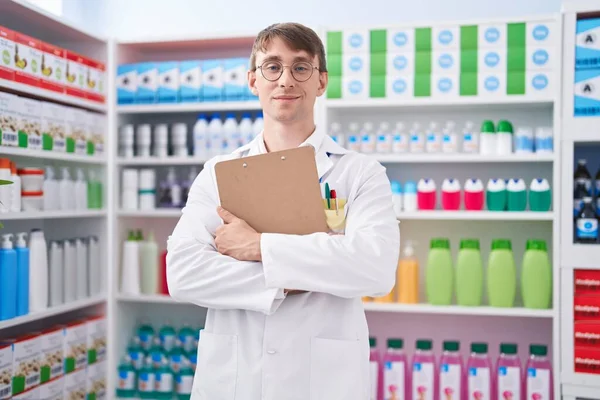 Joven Hombre Caucásico Farmacéutico Sonriendo Confiado Sujetando Portapapeles Farmacia — Foto de Stock