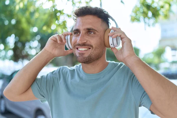 Young Hispanic Man Listening Music Standing Street — ストック写真