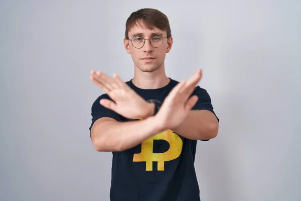 Biały Blondynka Człowiek Nosić Bitcoin Koszula Odrzucenie Wyraz Skrzyżowanie Ręce — Zdjęcie stockowe