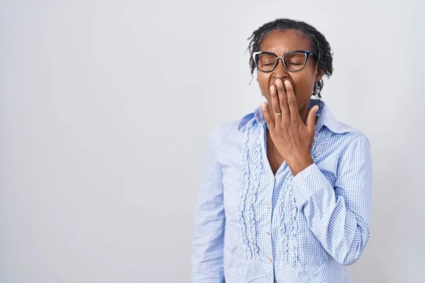 Mulher Africana Com Dreadlocks Sobre Fundo Branco Usando Óculos Entediado — Fotografia de Stock