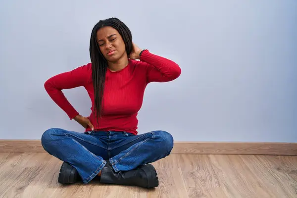 Joven Afroamericano Con Trenzas Sentado Suelo Casa Sufriendo Dolor Cuello —  Fotos de Stock