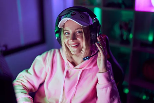 Young Blonde Woman Streamer Smiling Confident Wearing Headphones Gaming Room — ストック写真
